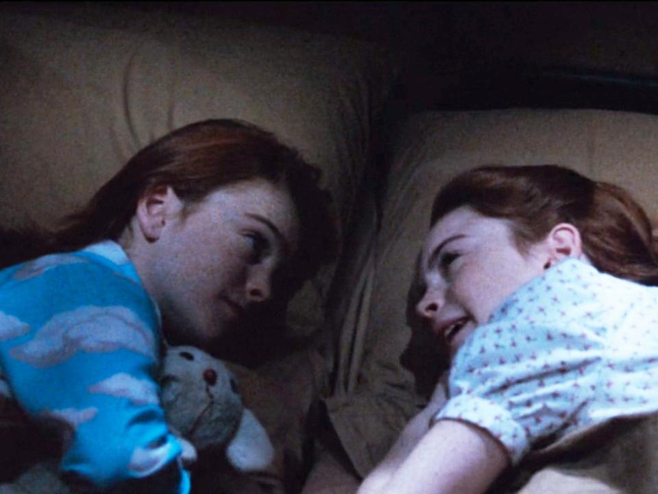 Hallie and Annie lying next to each other on their camp beds in "The Parent Trap."