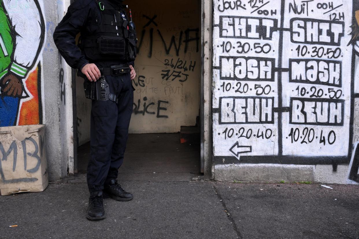 Marseille : Felix Bingui, narcotraficant marseillais et chef du clan Yoda arrêté au Maroc, ce que l’on sait (Photo d’un policier devant un point de deal de drogue à Marseille en décembre 2023)