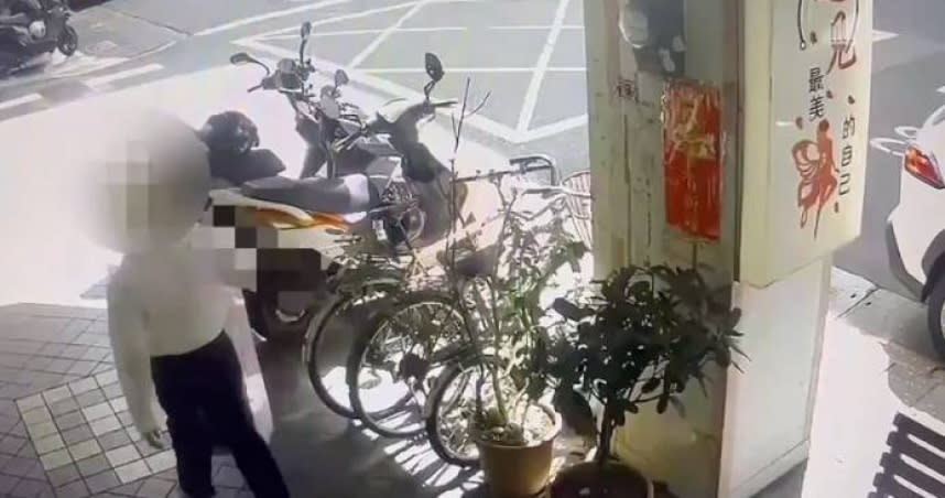 台北一名老翁偷走騎樓的發票箱，想靠中獎發財。（圖／翻攝畫面）