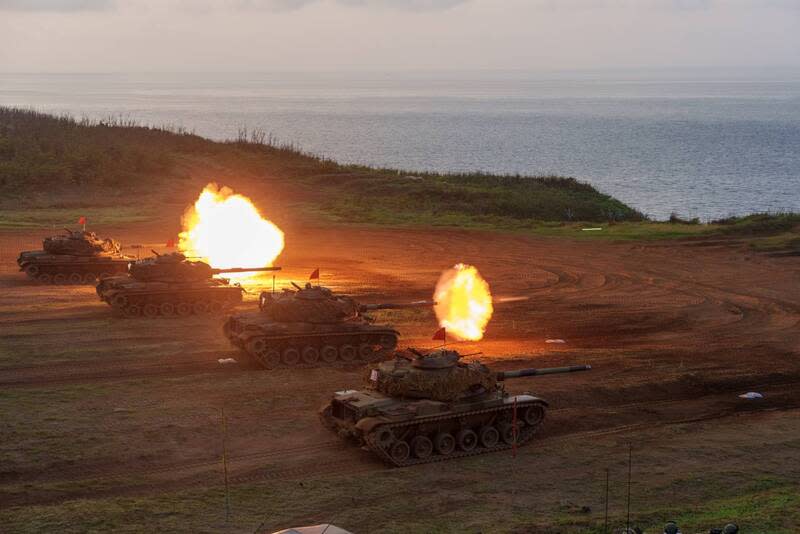 澎防部實施鎮疆操演（1） 漢光40號兵推演習前夕，陸軍澎湖防衛指揮部17日清 晨實施「鎮疆操演暨戰車營基地實彈射擊」，各式火 砲射擊砲聲隆隆，場面震撼。 （澎湖防衛指揮部提供） 中央社  113年4月17日 