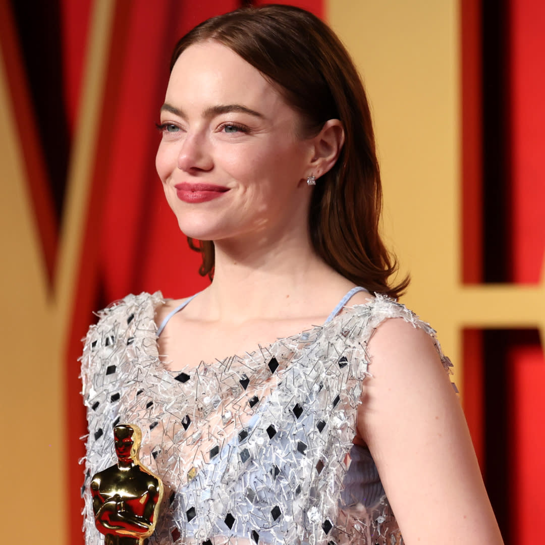  Emma Stone attends the 2024 Oscars wearing a sparkly dress. 