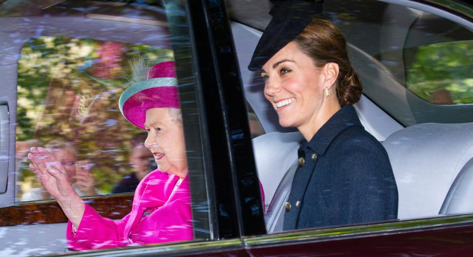Kate Middleton saß neben der Queen, als sie gestern Morgen zum Gottesdienst in Balmoral fuhren [Foto: Getty]
