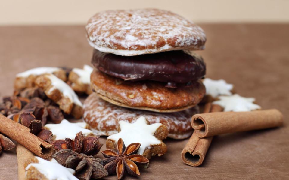 <p>Elisenlebkuchen sind der Klassiker unter den Lebkuchen. Doch spontan sollten Sie die selbstgebackenen Werke nicht verspeisen wollen - Elisenlebkuchen sind am besten, wenn sie mindestens zwei Wochen durchgezogen sind, bevor Sie hineinbeißen. (Bild: iStock / liveostockimages)</p> 