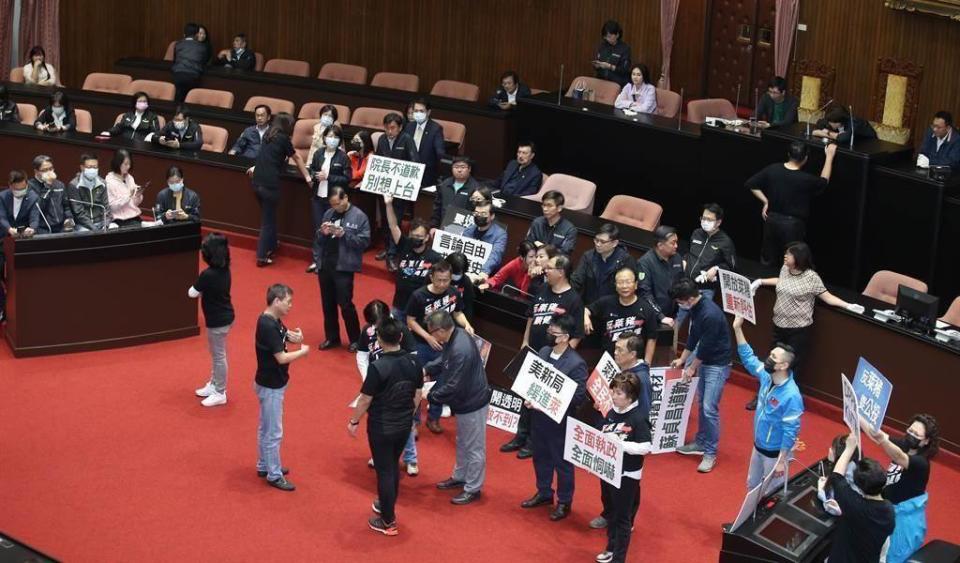 11月27日國民黨與民進黨立委搶占主席台與發言台。（資料照，姚志平攝）