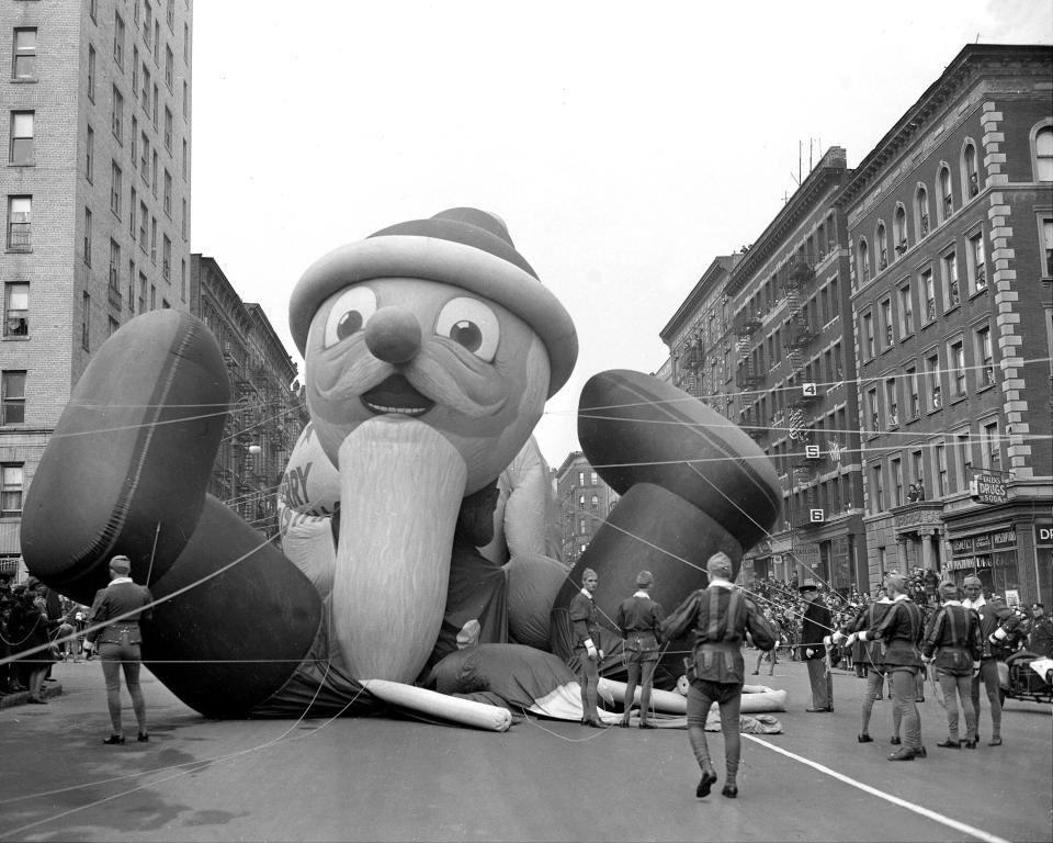 Santa Claus balloon buckling after losing helium around 106th St.
