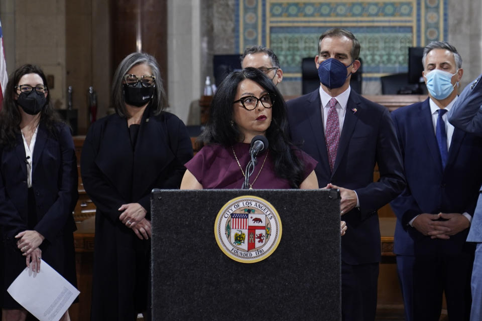 ARCHIVO - La presidenta del concejo municipal de Los Ángeles Nury Martinez habla en una conferencia de prensa en el ayuntamiento de la ciudad el 1 de abril del 2022. (AP Foto/Damian Dovarganes)