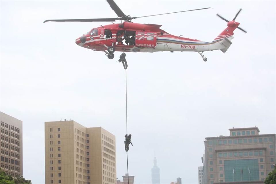 109年國慶大會10日登場，空勤總隊的UH-60M載運警政署特情隊員進行垂降，展現平時訓練成果。（張鎧乙攝）