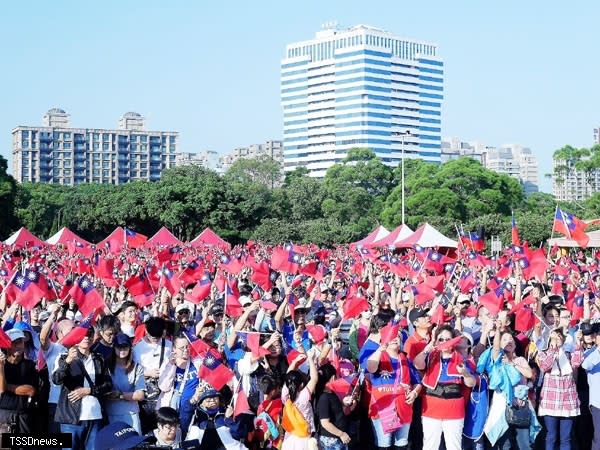 林口區公所國慶升旗健行活動每年吸引許多民眾參加，圖為去年國旗海盛況。（圖：林口區公所提供）