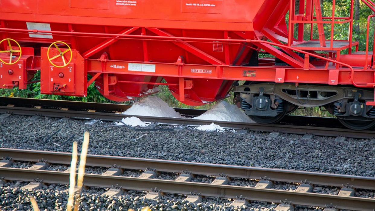 Weißes Pulver aus einem Waggon eines Güterzuges ist im Gleisbett zu sehen. Der Zug hat der Bundespolizei zufolge am Sonntagabend zwischen Bad Hersfeld und Neuhof das weiße Pulver verloren.