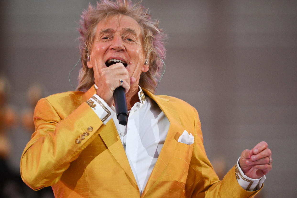 Sir Rod Stewart performs onstage during Queen Elizabeth's Platinum Party at the Palace in front of Buckingham Palace, in London, Britain, June 4, 2022.  Jeff J Mitchell/Pool via REUTERS