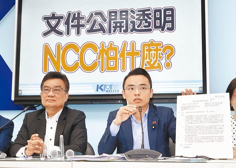 立法院交通委員會鏡電視調閱專案小組要求NCC提供資料卻遭拒絕。國民黨立法院黨團29日召開記者會，黨團書記長洪孟楷（右）表示，這是中華民國憲政史上最離譜的一頁，而擔任調閱小組召集人的民眾黨立委林國成（左）則說，他們現在所有的動作，擺明就是心裡有鬼。（劉宗龍攝）