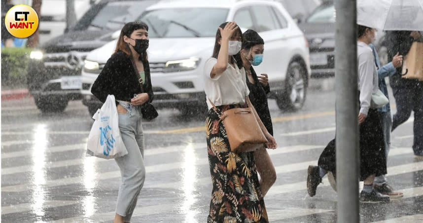 今（13日）南方雲系北移，基隆北海岸及台灣東半部地區有短暫陣雨或雷雨，並有局部大雨發生的機率。（示意圖／黃耀徵攝影）