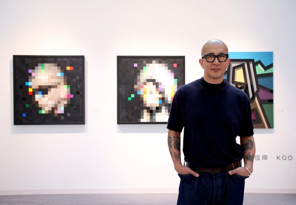 具俊曄在台北國際藝術博覽會展出膠帶畫作，將老婆大S的照片擺在C位。（尊彩藝術中心提供）