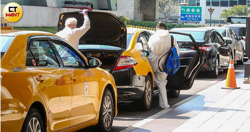 桃園機場共安排400輛排班計程車、200輛租賃車，以及50輛巴士組成防疫車隊。（圖／鄭清元攝）