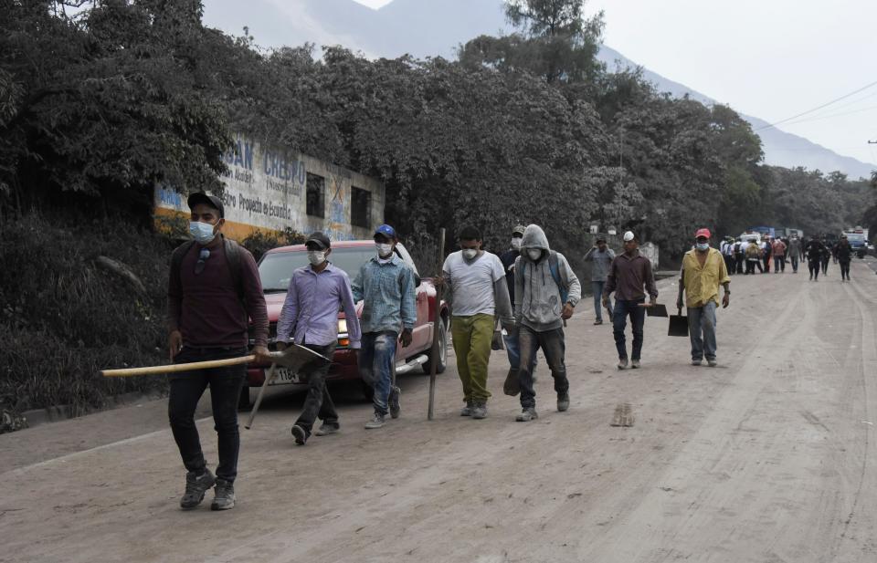 <p>Local residents join the search for victims in San Miguel Los Lotes, a village in Escuintla Department, about 35 km southwest of Guatemala City, on June 4, 2018. (Photo: Johan Ordonez/AFP/Getty Images) </p>