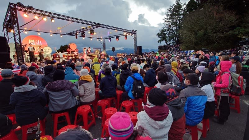 十鼓擊樂團鼓音響徹阿里山 嘉義縣政府1日在阿里山祝山觀日平台舉辦阿里山日 出印象音樂會陪伴遊客迎2024年第一道曙光，邀請十 鼓擊樂團演出，鼓聲響徹高山，現場滿是遊客。 中央社記者蔡智明攝  113年1月1日