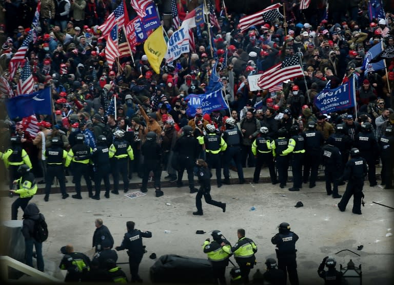 Des policiers face à des partisans de Trump le 6 janvier 2021 (Olivier DOULIERY)