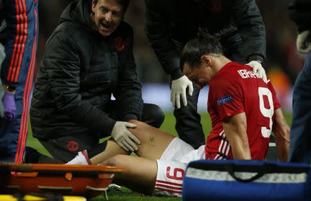 Foto del jueves del delantero del Manchester United Zlatan Ibrahimovic recibiendo atención médica tras sufrir una lesión de rodilla. 20/4/17 Manchester United necesitó el jueves un tanto de Marcus Rashford en el alargue para ganarle 2-1 a Anderlecht en Old Trafford y clasificar a las semifinales de la Liga Europa, aunque los "Diablos Rojos" podrían sufrir la baja de Zlatan Ibrahimovic y el argentino Marcos Rojo por lesiones de rodilla. Reuters / Andrew Yates