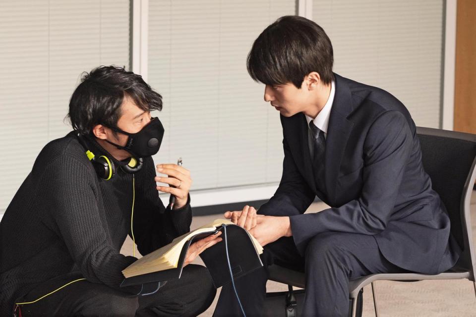藤井道人（左）提議在劇集版加入一般民眾視角的大學生角色，並指名由新生代演員橫濱流星（右）演出。（Netflix提供）