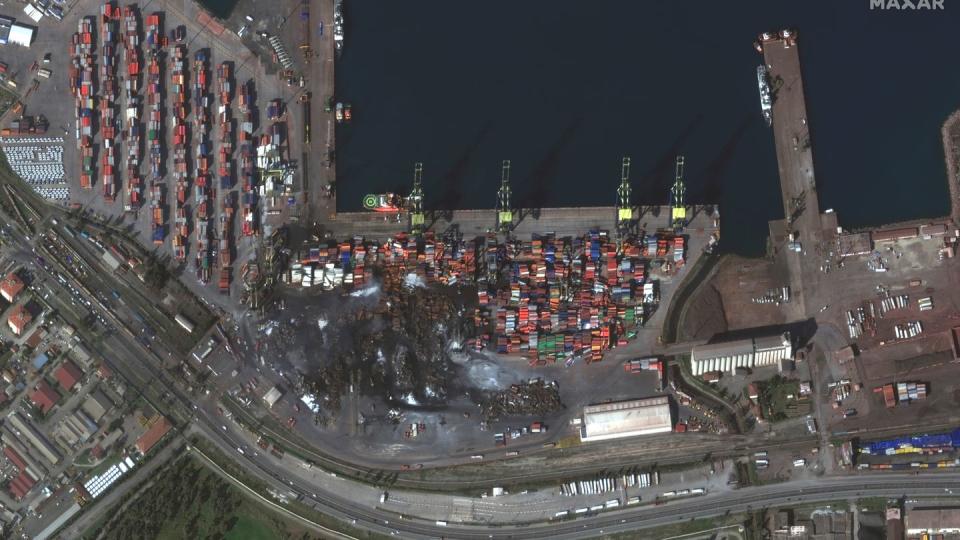 Dieses von Maxar Technologies bereitgestellte Satellitenbild zeigt einen Überblick über beschädigte Container und Hafenanlagen nach einem Erdbeben in Iskenderun, Türkei. In der gesamten Region gibt es erhebliche Schäden an kritischer Infrastruktur. (Bild: Satellitenbild/Maxar Technologies/dpa)