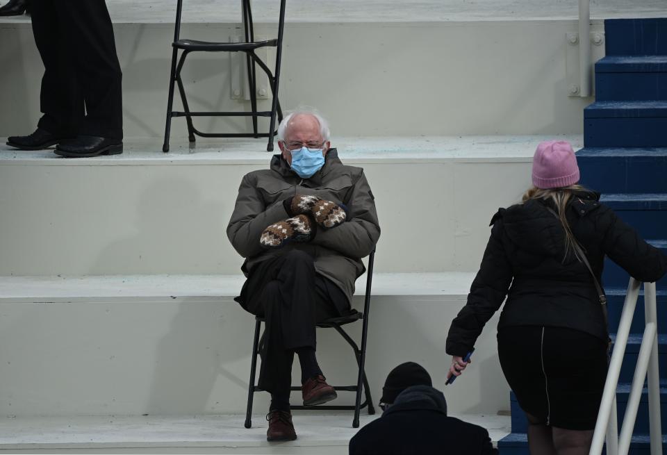 La foto del senador estadounidense Bernie Sanders durante la toma de posesión del presidente Joe Biden que se viralizó y con la que se hicieron miles de memes. Foto: Brendan SMIALOWSKI / AFP).