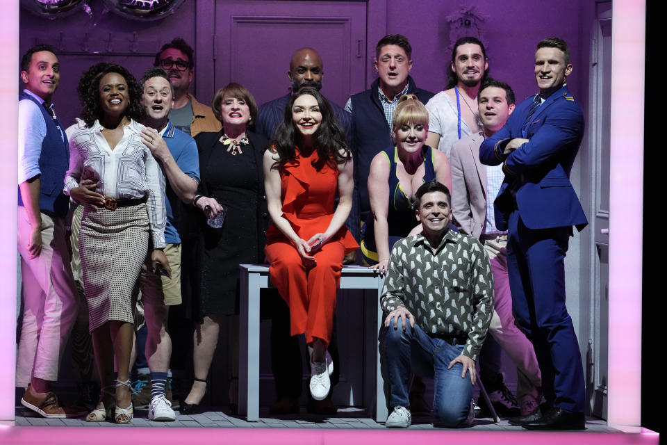 El elenco de "Company" durante su presentación en la 75a entrega anual de los Premios Tony el 12 de junio de 2022 en el Radio City Music Hall en Nueva York. (Foto Charles Sykes/Invision/AP)