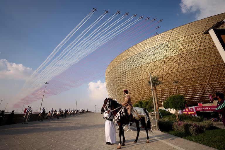 Aviones de la Fuerza Aérea qatarí sobrevuelan el estadio antes del partido final de la Copa Mundial de la FIFA Qatar 2022 entre Argentina y Francia en el estadio Lusail