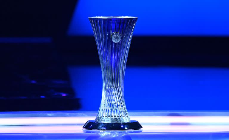 El trofeo oficial de la UEFA Conference League, que se le entregará al ganador de esta edición, el año que viene