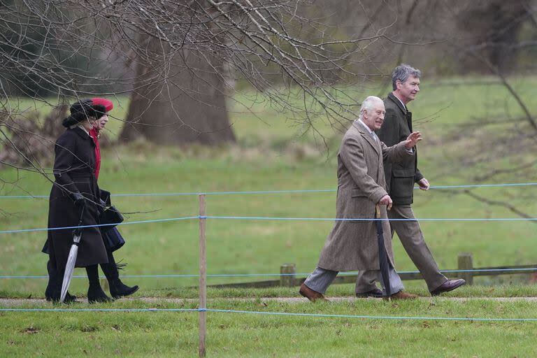 El rey Carlos III de Gran Bretaña, segundo a la derecha, y la reina Camilla, a la izquierda, la Princesa Real y el vicealmirante Sir Timothy Laurence, a la derecha, llegan a pie para asistir a un servicio religioso dominical en la iglesia de Santa María Magdalena en Sandringham, Norfolk, Inglaterra