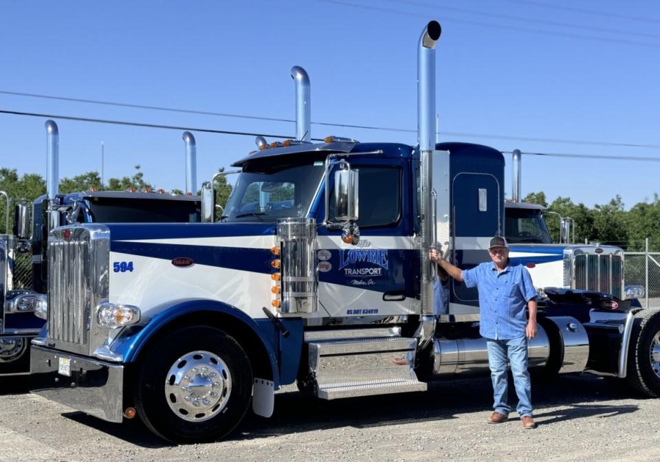 Mike Lowrie, president of Mike Lowrie Trucking in Dixon, Georgia, took delivery of the 1,000th Peterbilt Model 589. (Photo: Peterbilt)