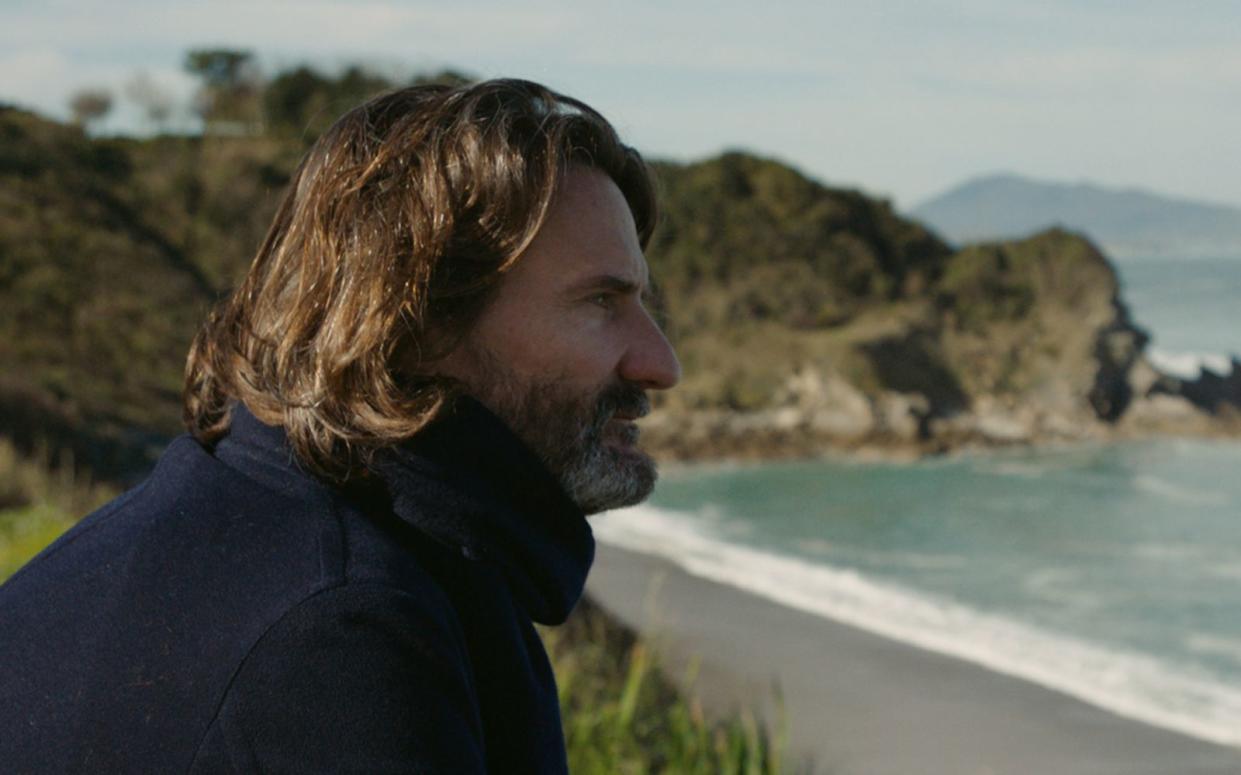 In "Endlich Unendlich" setzt sich Autor und Philosoph Frédéric Beigbeder mit den großen Fragen zu Leben und Tod auseinander. (Bild: ZDF / Janis Mazuch)