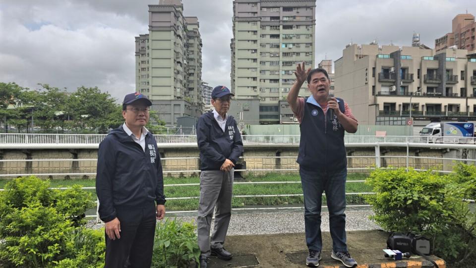 ▲高雄市議員劉德林6月12日會同副市長林欽榮實地前往會勘大東公園與大東捷運聯開案停車問題（記者王苡蘋攝）