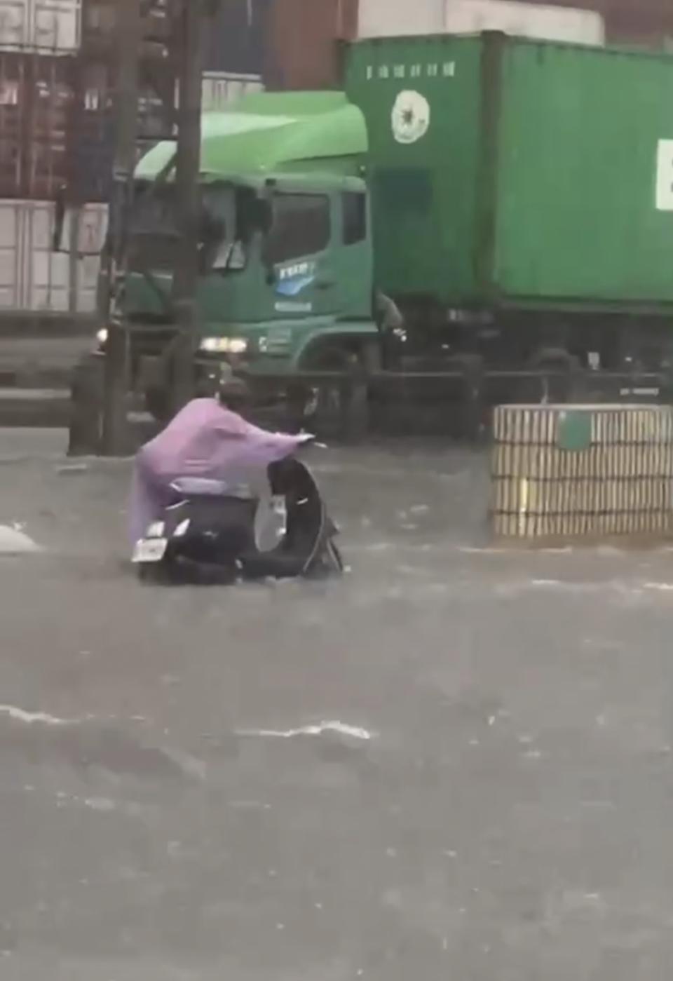 ▲暴雨襲高雄造成通往旗津的過港隧道大淹水，機車騎士難行險象環生。(民眾提供)