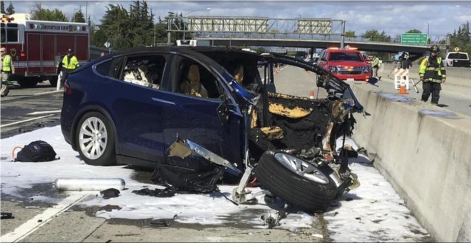 Estado en el que quedó el Tesla Model X tras el accidente sufrido el pasado viernes en la autopista 101 cerca de Mountain View, California. (KTVU via AP)