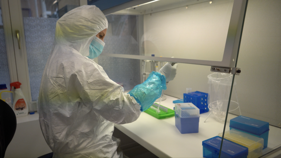 <em>Dr. Yvette Running Horse Collin extracts ancient horse DNA at Centre for Anthropobiology and Genomics of Toulouse (CAGT). (Photo/Northern Vision Productions)</em>