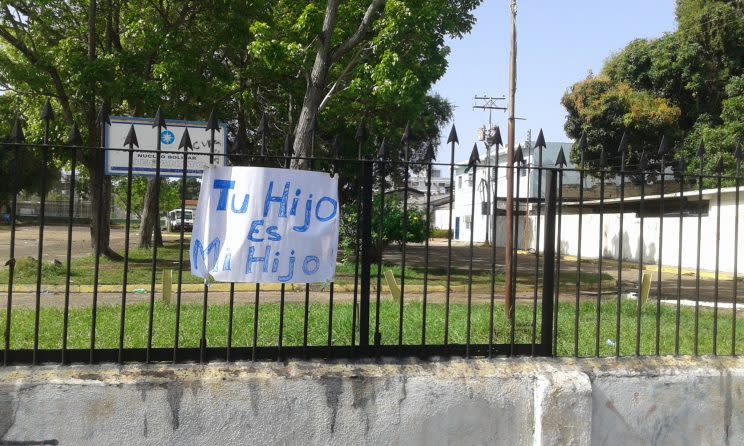 Este cartel amaneció el jueves 25 de mayo en la sede del Decanato de la Universidad de Oriente. (Foto: Albor Rodríguez)