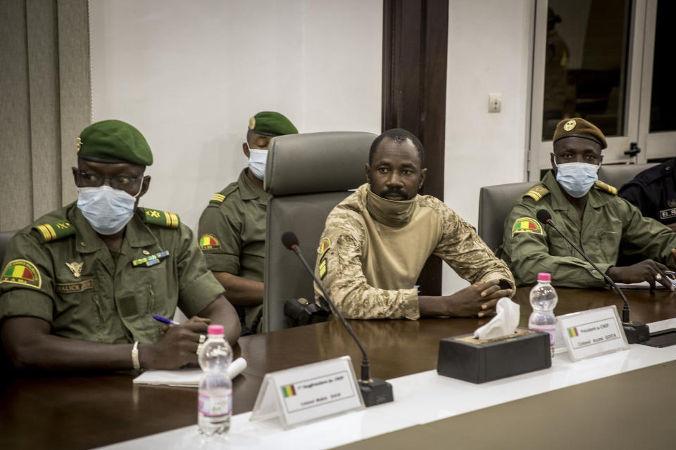 El coronel Assimi Goita, centro, autoproclamado líder del Comité Nacional de Salvación Popular de Mali, acompañado por otro miembro del grupo, Malick Diaw, izquierda, se reúne con una delegación de alto nivel del bloque regional ECOWAS en el ministerio de Defensa en Bamako, Mali, sábado 22 de agosto de 2020. (AP Foto)