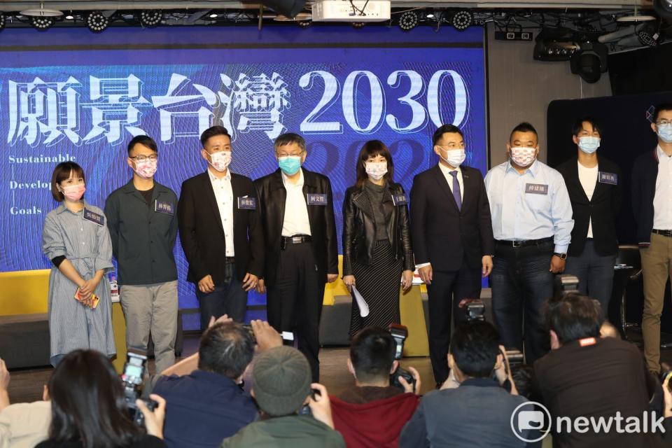 台北市長柯文哲（左4）出席國民黨舉辦的「願景臺灣2030」論壇。右4為國民黨主席江啟臣。   圖：張良一 / 攝