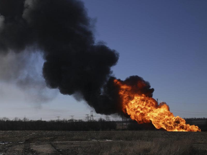 Wenn das Waffenruhe ist, wie sieht dann Waffengewalt aus? Nahe dem umkämpften Debalzedwo brennt eine Pipeline. Foto: Anastasia Vlasova