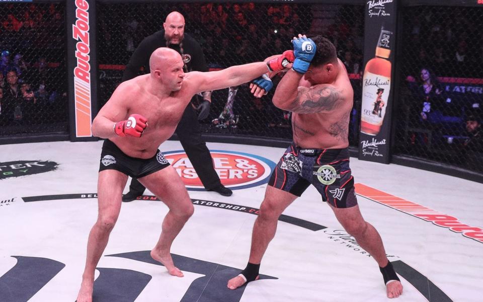 Fedor Emelianenko strikes out on his way to a 48-second knockout of Frank Mir - Lucas Noonan/Bellator