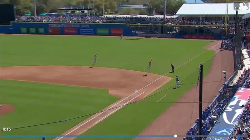哈波（Bryce Harper）在一壘展現「空中抓飛鳥」美技。（圖／翻攝自MLB官網）