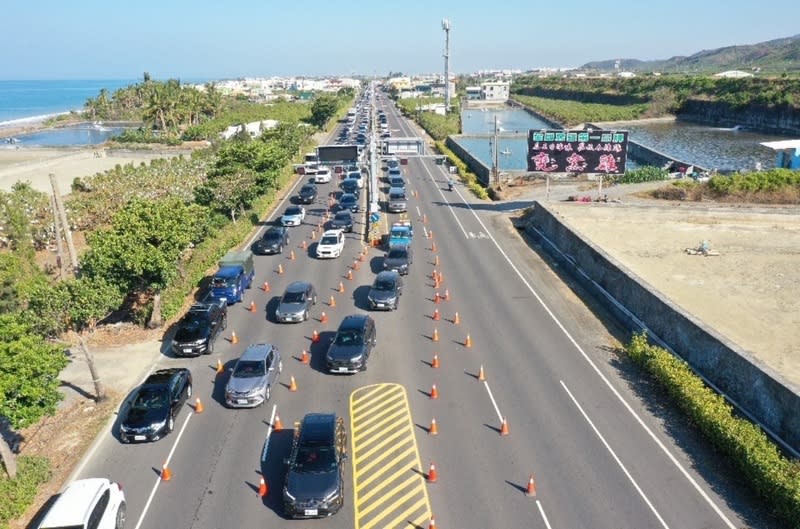 屏東水底寮湧南下車潮  警方調撥車道因應 清明連假首日，往返台東、墾丁的屏東台1線水底寮 五岔路口，4日上午出現大量南下出遊車潮，警方已 調撥台1線436.5公里至445.5公里北上車道供南下車輛 使用。 （屏東縣枋寮警分局提供） 中央社記者李卉婷傳真  113年4月4日 