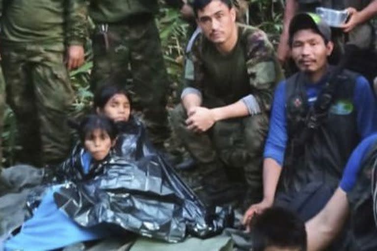 La pequeña, Lesly Mucutuy (13 años) junto a su hermana, Soleiny Mucutuy (9 años) tras ser rescatadas