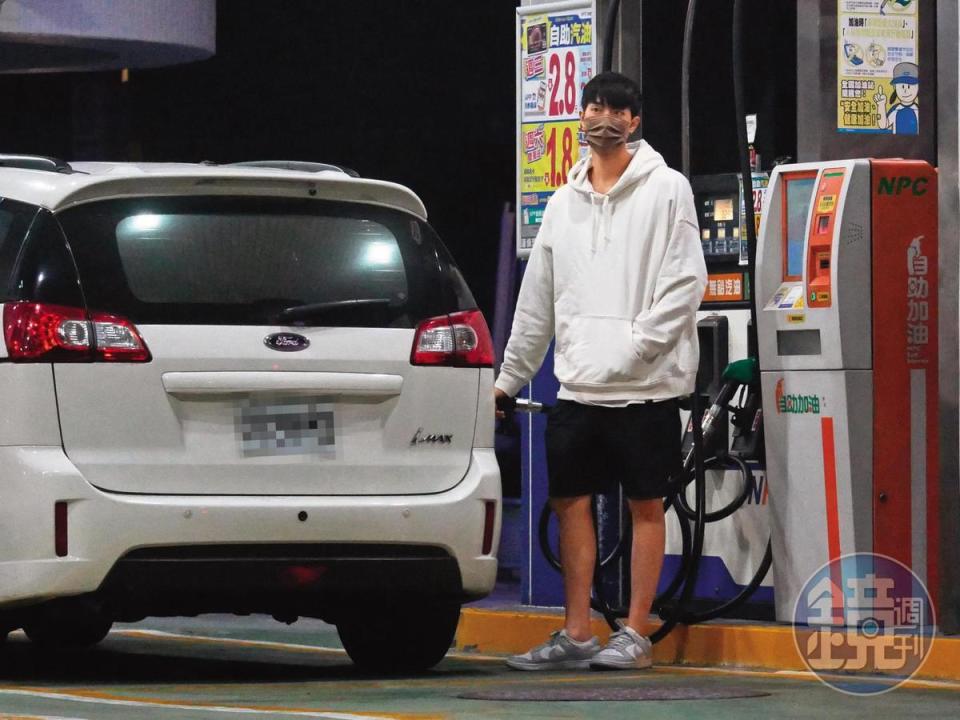 22:48 范姜彥豐在回家途中下車自助加油，疑似發現狗仔身影。