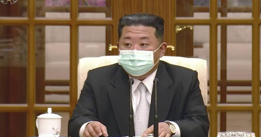 北韓領導人金正恩，昨天(12日)視察國家緊急防疫司令部，罕見戴上口罩聽取疫情匯報。（圖／美聯社）