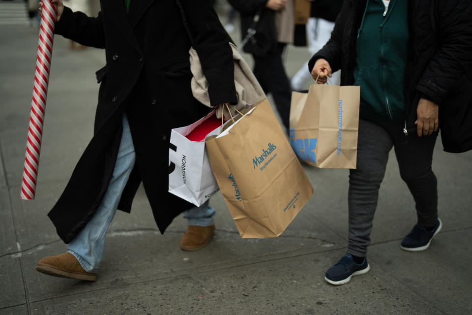 Compradores en el barrio neoyorquino de Union Square, el 19 de diciembre de 2023. (Maansi Srivastava/The New York Times)