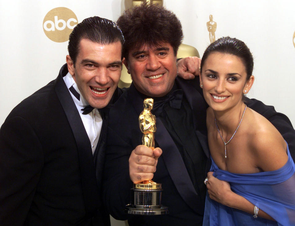 Director Pedro Almodovar of Spain holds his Oscar Statue as he poses for photographers with Antonio Banderas and Penelope Cruz, at the 72nd Annual Academy Awards at the Shrine Auditorium in Los Angeles, March 26. Almodovar won his Oscar for Best Foreign Film for the movie "All About My Mother." (NOTE: THIS IMAGE IS EMBARGOED FOR INTERNET PUBLICATION UNTIL 12:30AM EST (05:30 GMT MARCH 27). JP/HB