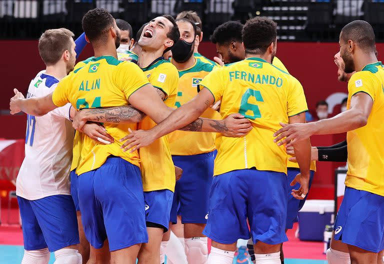 TOKIO, JAPÓN - 26 DE JULIO: Los jugadores del Equipo Brasil celebran derrotar al Equipo Argentina durante la Ronda Preliminar Masculina - Voleibol Grupo B en el tercer día de los Juegos Olímpicos de Tokio 2020 en Ariake Arena el 26 de julio de 2021 en Tokio, Japón. (Foto de Toru Hanai / Getty Images)