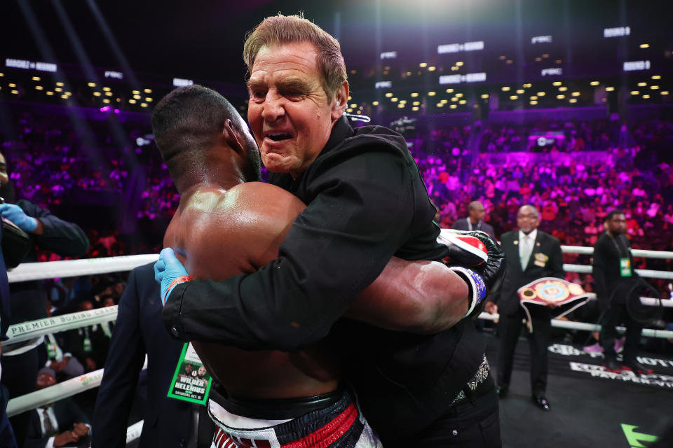 BROOKLYN, NUEVA YORK - 15 DE OCTUBRE: Frank Sánchez celebra con el entrenador Joe Goossen después de su nocaut técnico en el noveno asalto contra Carlos Negrón durante su pelea de peso pesado en el Barclays Center el 15 de octubre de 2022 en Brooklyn, Nueva York. (Foto de Al Bello/Getty Images)