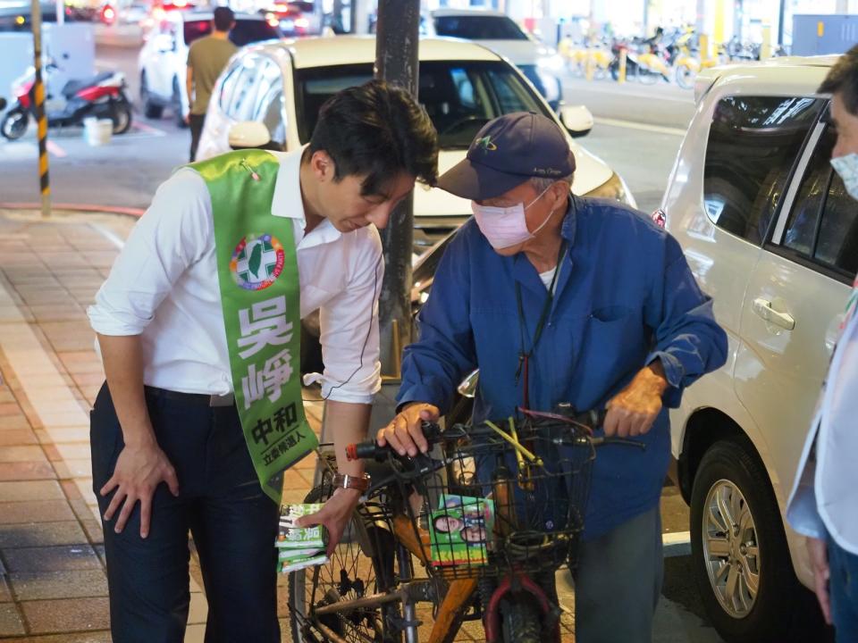 吳崢和李正皓搭檔「揭弊集團」，鄉親熱情響應。翻攝吳崢臉書